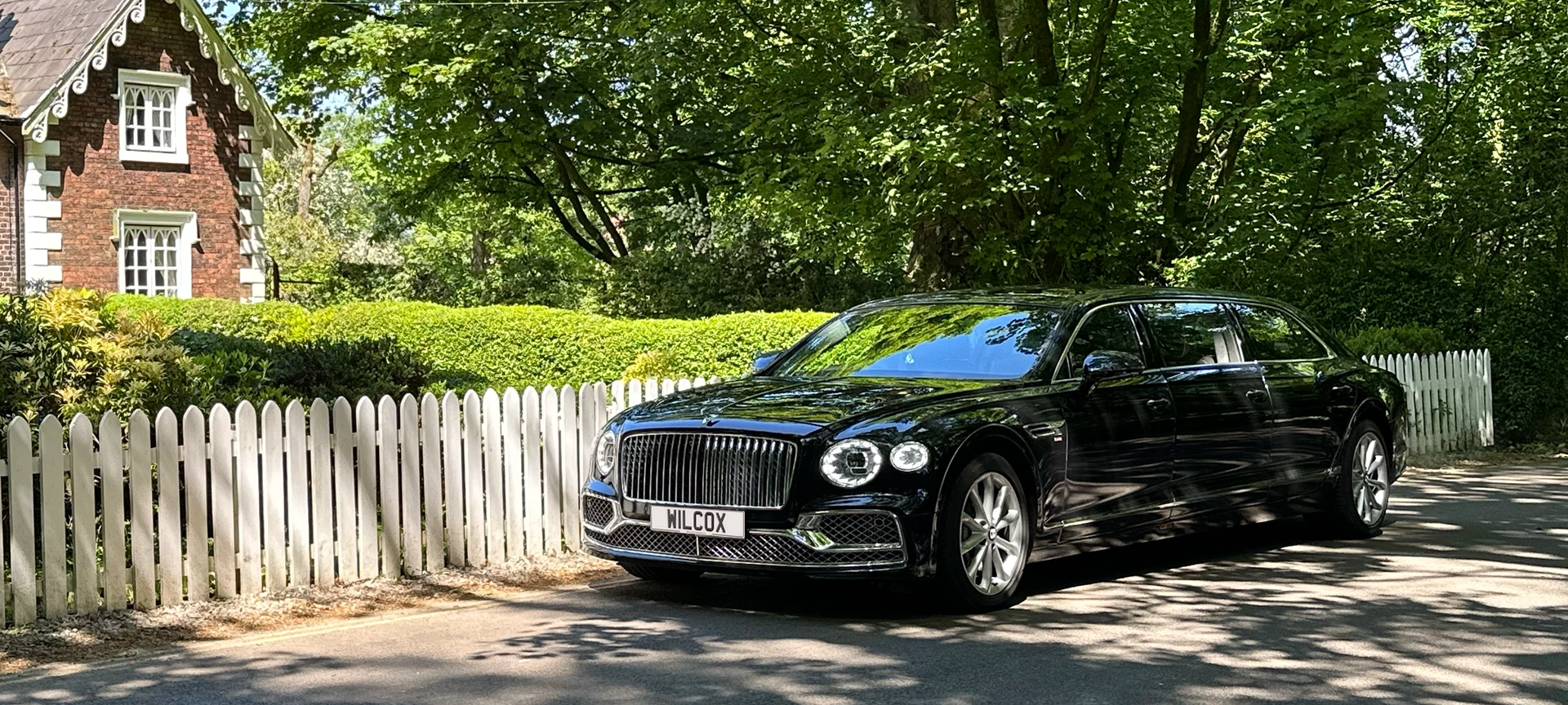 Bentley flying Spur Limousine Hero (1920x864)